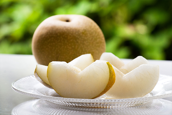 梨をカットする様子